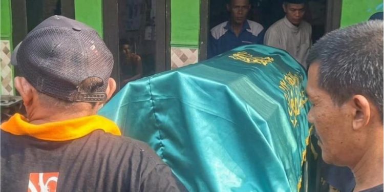 Pelayat menggotong keranda jenazah MHA (7), bocah kelas 2 SD di Pemalang