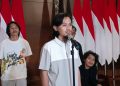 Kapten kapal MT Honour 25, Ashari Samadikun dan para awak kapal asal WNI saat tiba di Indonesia