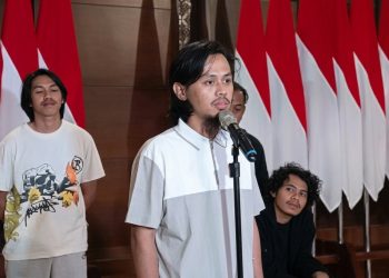 Kapten kapal MT Honour 25, Ashari Samadikun dan para awak kapal asal WNI saat tiba di Indonesia