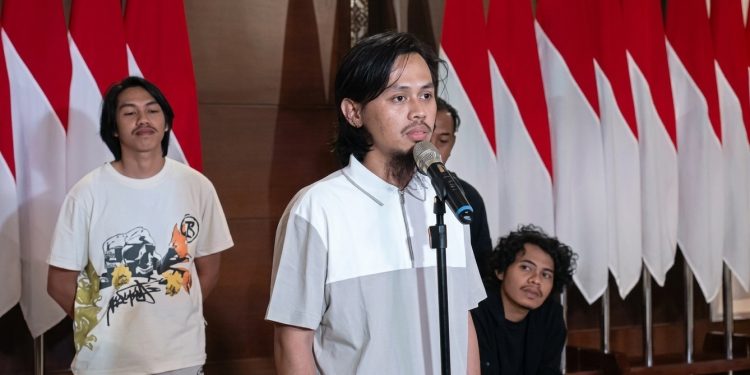 Kapten kapal MT Honour 25, Ashari Samadikun dan para awak kapal asal WNI saat tiba di Indonesia