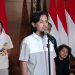 Kapten kapal MT Honour 25, Ashari Samadikun dan para awak kapal asal WNI saat tiba di Indonesia