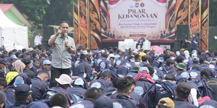 Kepala Badan Nasional Penanggulangan Terorisme (BNPT) Eddy Hartono, mengajak 1.600 pelajar SMA se-Jabodetabek menjadi agen perdamaian dan pelopor perubahan di lingkungan sekolah dalam kegiatan Kemah Kebangsaan BP2M bertema “Pilar Kebangsaan: Merawat Kebhinnekaan di Tengah Perbedaan” di Bumi Perkemahan Cibubur, Jakarta Timur, Selasa (20/10/2026).