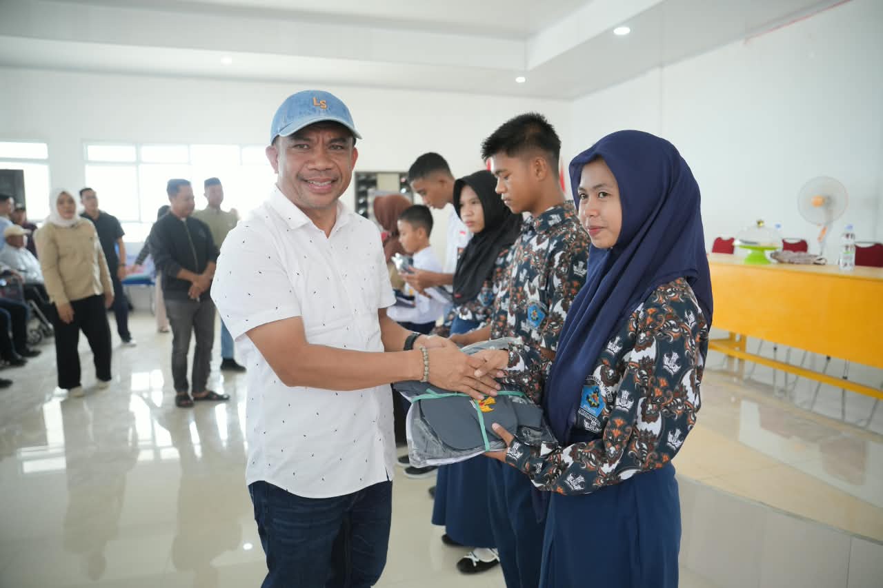 Kepala Dinas Pendidikan Kabupaten Morowali, Arifin Lakane, membagikan bantuan seragam pendidikan