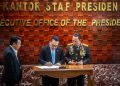 Kepala Kantor Staf Kepresidenan (KSP), Jenderal Pol Listyo Sigit Prabowo serah terima dengan Jenderal TNI (purn) Dudung Abdurachman