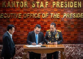 Kepala Kantor Staf Kepresidenan (KSP), Jenderal Pol Listyo Sigit Prabowo serah terima dengan Jenderal TNI (purn) Dudung Abdurachman