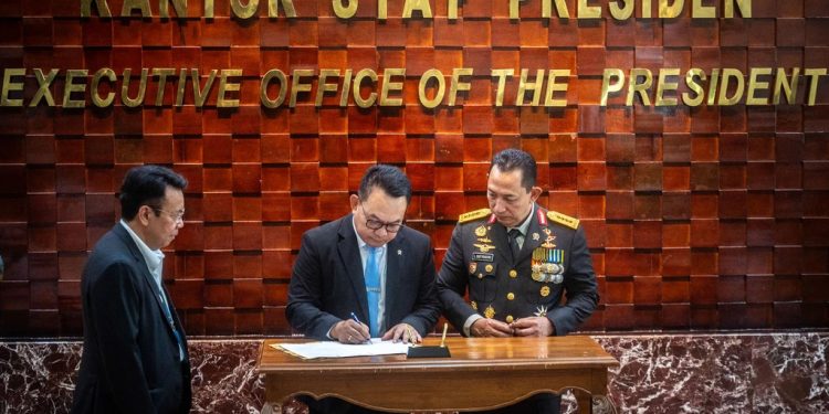 Kepala Kantor Staf Kepresidenan (KSP), Jenderal Pol Listyo Sigit Prabowo serah terima dengan Jenderal TNI (purn) Dudung Abdurachman