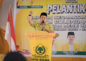 Ketua DPD Partai Golongan Karya (Golkar) Kabupaten Morowali, Iksan Baharudin Abdul Rauf, saat melantik pengurus di Kecamatan Menui Kepulauan