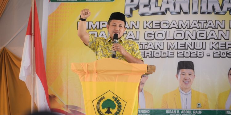 Ketua DPD Partai Golongan Karya (Golkar) Kabupaten Morowali, Iksan Baharudin Abdul Rauf, saat melantik pengurus di Kecamatan Menui Kepulauan