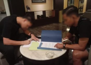 Penandatanganan kesepakatan investasi antara warga Kendari berinisial MR dan rekannya RR yang berujung laporan polisi atas dugaan penggelapan dana ratusan juta rupiah terkait suplai kayu ke Morowali. (Foto: Istimewa)