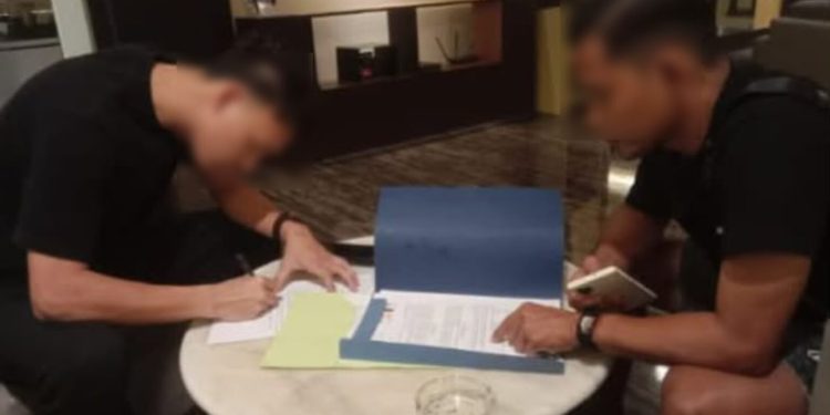 Penandatanganan kesepakatan investasi antara warga Kendari berinisial MR dan rekannya RR yang berujung laporan polisi atas dugaan penggelapan dana ratusan juta rupiah terkait suplai kayu ke Morowali. (Foto: Istimewa)