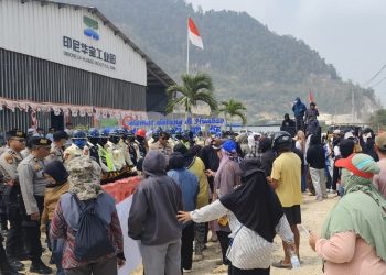 Massa aksi FORMAT di Morowali mendatangi kantor PT IHIP di Desa Topogaro