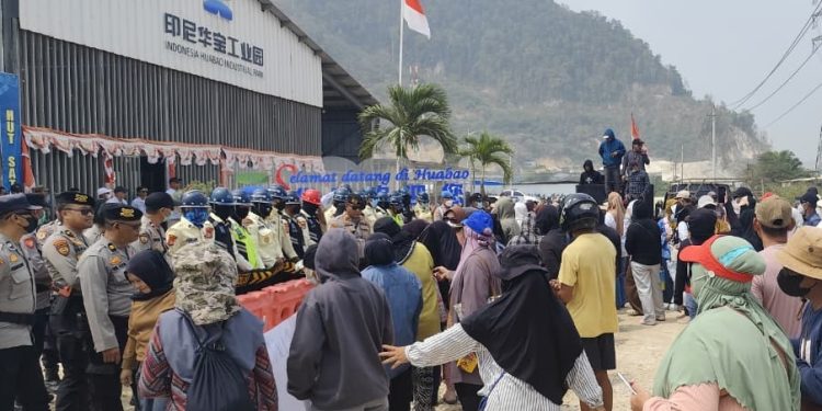 Massa aksi FORMAT di Morowali mendatangi kantor PT IHIP di Desa Topogaro