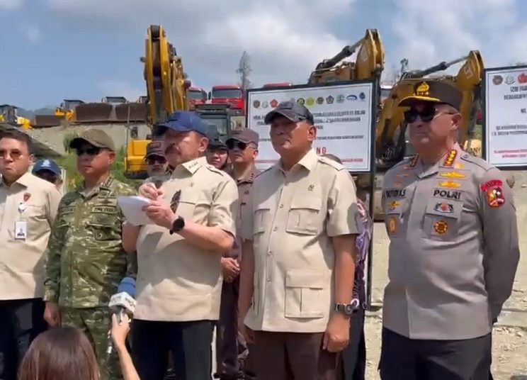 Menhan RI Sjafrie Sjamsoeddin bersama Jaksa Agung Sanitiar Burhanuddin, Panglima TNI Jenderal TNI Agus Subiyanto dan Kapolri Jenderal Polisi Suyudi Ario Seto