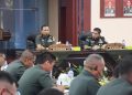 Pangdam IVDiponegoro, Mayjen TNI Sudaryanto saat memimpin rapat
