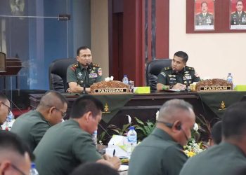 Pangdam IVDiponegoro, Mayjen TNI Sudaryanto saat memimpin rapat