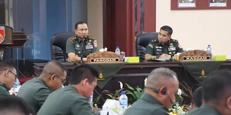 Pangdam IVDiponegoro, Mayjen TNI Sudaryanto saat memimpin rapat