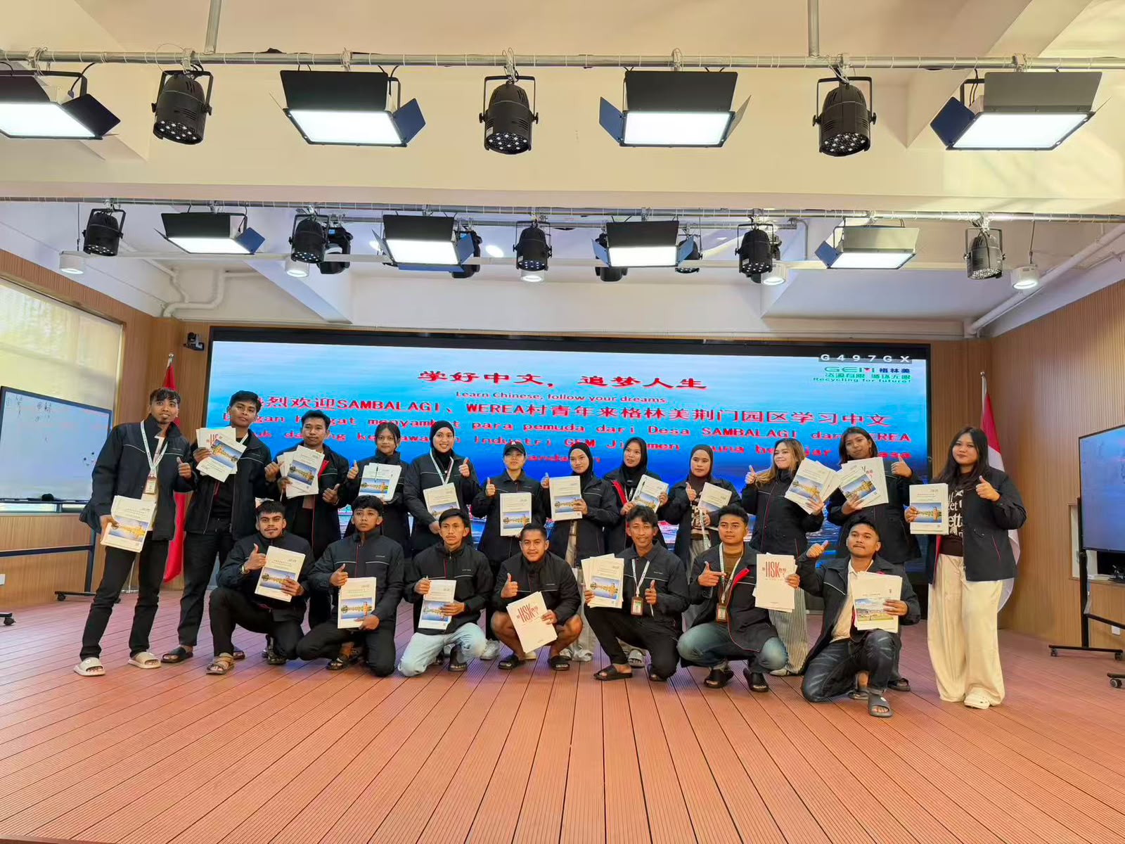 Para pemuda Desa Sambalagi dan Desa Were'ea yang belajar bahasa mandarin ke Cina