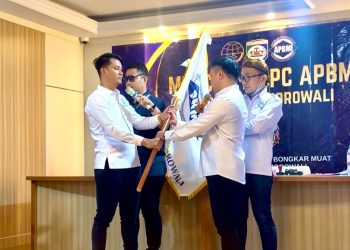 Penyerahan estafet kepemimpinan APBMI Morowali dari H. Tasrun ke Yusuf