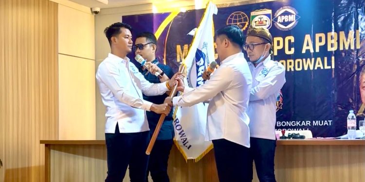 Penyerahan estafet kepemimpinan APBMI Morowali dari H. Tasrun ke Yusuf