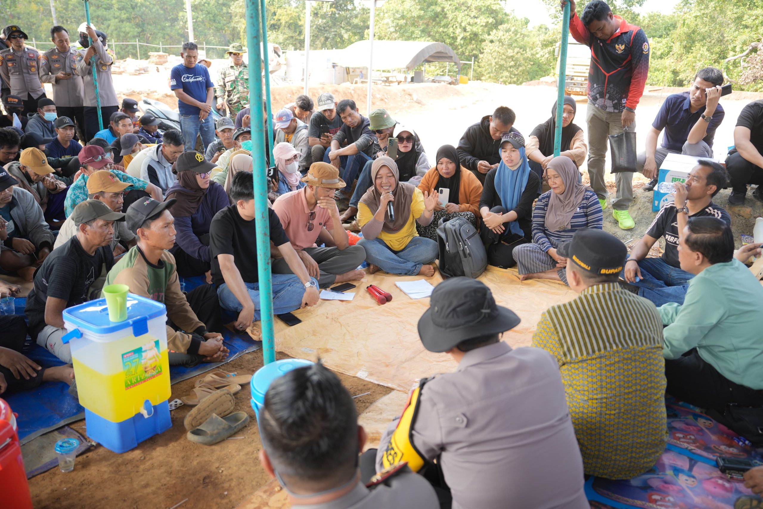 Perwakilan Aliansi Masyarakat Petani Bersatu bernama WatiPerwakilan Aliansi Masyarakat Petani Bersatu bernama Wati