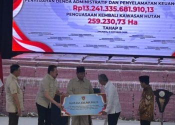 Presiden RI, Prabowo Subianto menyaksikan penyerahan uang hasil Satgas PKH Kejaksaan Agung Rp13 triliun