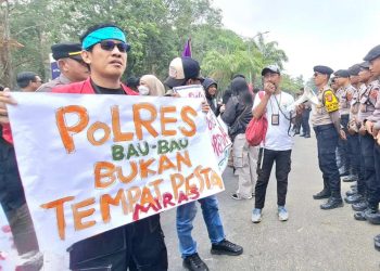 Puluhan jurnalis IJTI Sultra, AJI, dan Komite Keselamatan Jurnalis (KKJ) gelar aksi unjukrasa di Polda Sultra