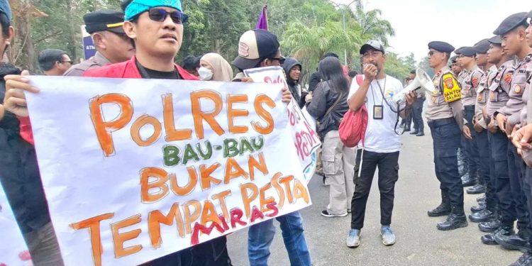 Puluhan jurnalis IJTI Sultra, AJI, dan Komite Keselamatan Jurnalis (KKJ) gelar aksi unjukrasa di Polda Sultra