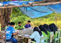 Siswa MTs Tanjung Harapan, Desa Tanjung Harapan, Kecamatan Sambori Kepulauan, Kabupaten Morowali, mengikuti kegiatan belajar di bawah tenda sederhana.