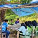 Siswa MTs Tanjung Harapan, Desa Tanjung Harapan, Kecamatan Sambori Kepulauan, Kabupaten Morowali, mengikuti kegiatan belajar di bawah tenda sederhana.