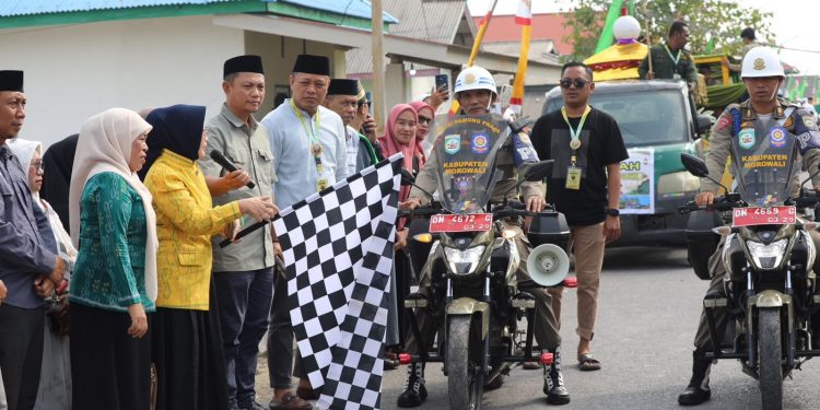 Wakil Bupati Morowali, Iriane Iliyas, melepas barisan peserta Pawai Taaruf Musabaqah Tilawatil Qur’an dan Hadis (MTQH) ke-XVI tingkat Kabupaten Morowali