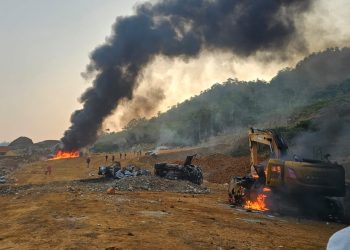 Sejumlah alat berat milik PT Askon di Desa Matarape, Kab. Morowali, Sulawesi Tengah dibakar