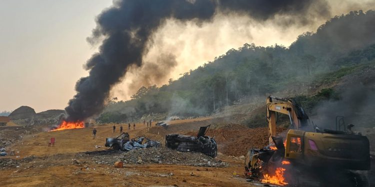 Sejumlah alat berat milik PT Askon di Desa Matarape, Kab. Morowali, Sulawesi Tengah dibakar